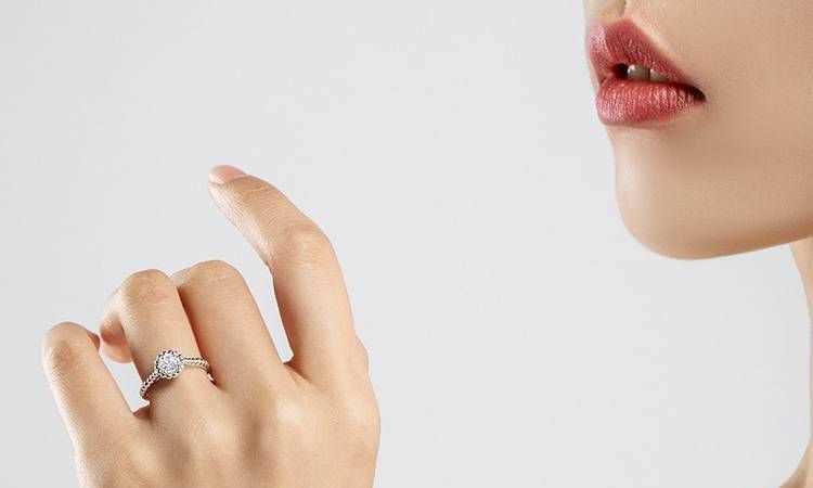 女生戴金戒指應(yīng)該戴左手還是右手呢