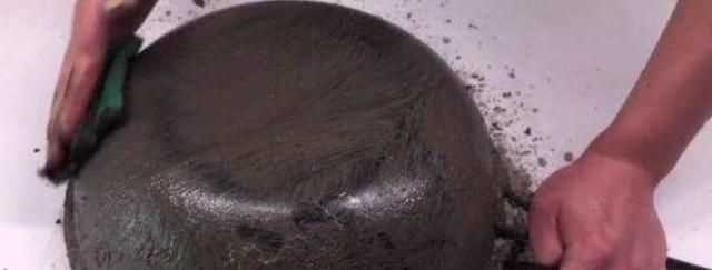 炒鍋上的黑垢怎么清理，鍋燒焦變黑怎么清洗，沒有白醋？圖1
