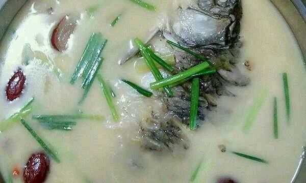 燉鯽魚(yú)能放料酒,燉魚(yú)時(shí)為了避免腥味圖7
