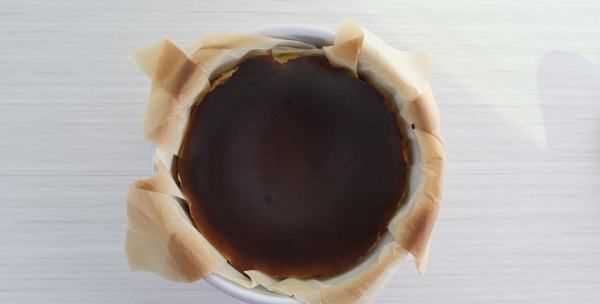 巴斯克芝士蛋糕外皮為何焦黑,巴斯克蛋糕表面開(kāi)裂是為什么圖9