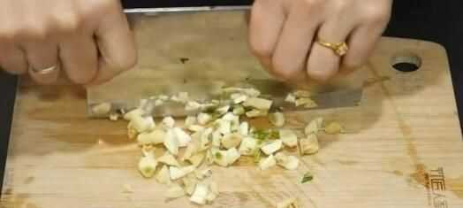 蒜頭發(fā)芽了還能吃嗎，蒜米生芽了還能吃嗎？圖1