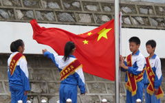 有關(guān)校園升旗廣場的作文