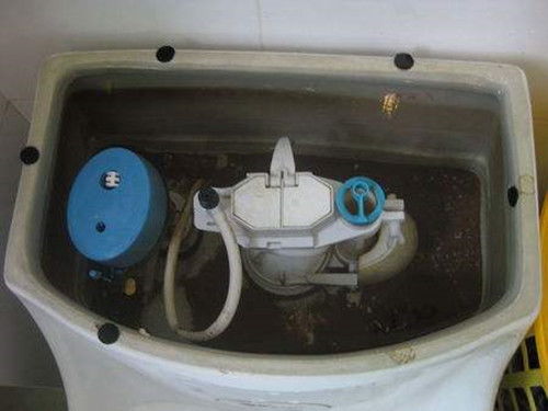 更換汽車水箱水管注意事項(xiàng),汽車換水箱注意事項(xiàng),給水箱加水的注意事項(xiàng)