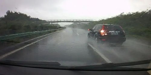 雨天高速路行車(chē)注意事項(xiàng)