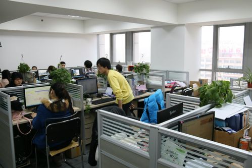 在一家電商公司做設(shè)計師，待遇不錯，但覺得該公司的企業(yè)文化不適合自己，比如要喊口號，時不時要團隊PK
