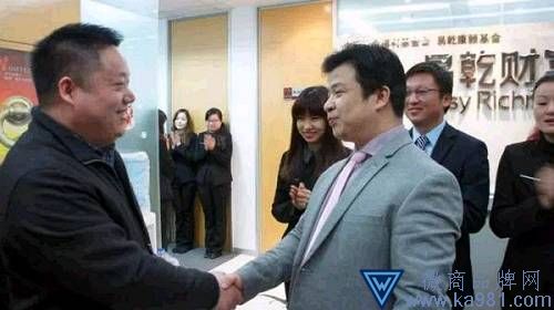 劉丹照片，灰色西裝者為劉丹