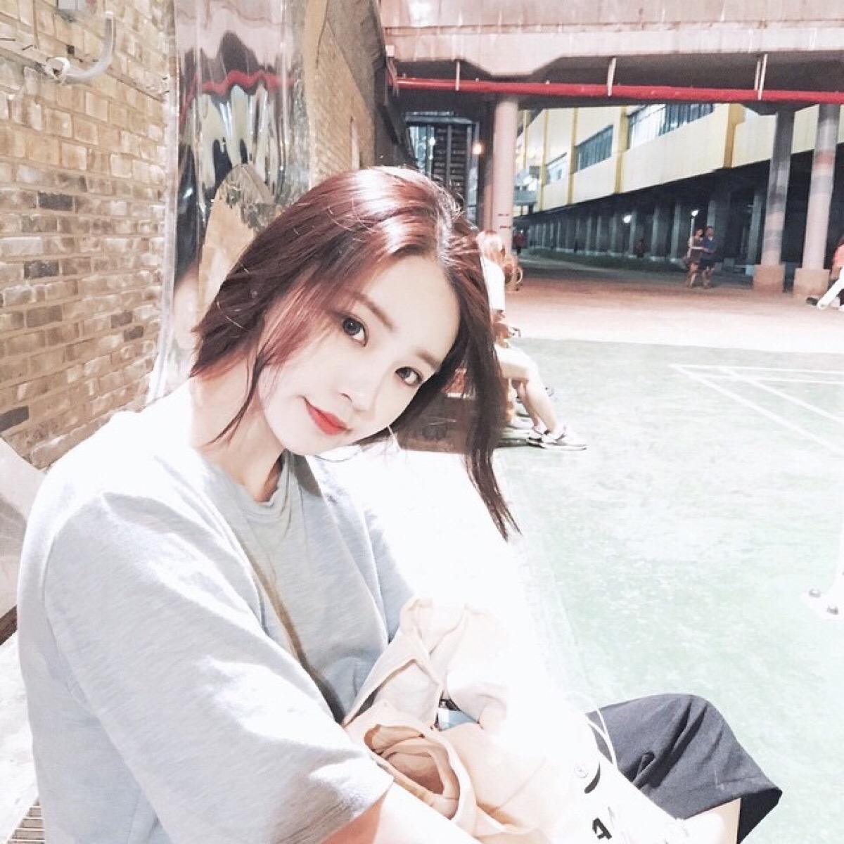 女士自拍的朋友圈說說：生活很糟糕 還好我可愛