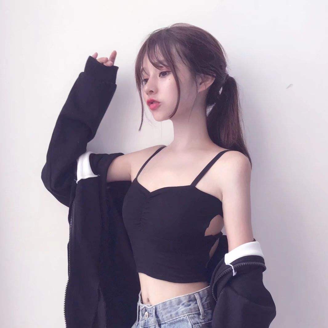 女士自拍的朋友圈說說：生活很糟糕 還好我可愛