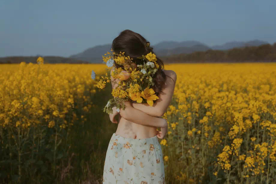 縱然有萬(wàn)般心碎，也要笑得灑脫